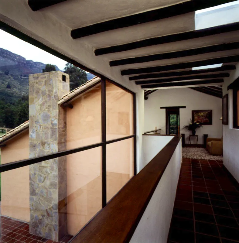 Sutatausa, Cundinamarca.
La casa luce en su interior maderas rollizas colocadas a la manera tradicional, con lo cual se logra un agradable efecto ambiental exactamente opuesto a la rigurosa modernidad visible en otros ejemplos ilustrados.