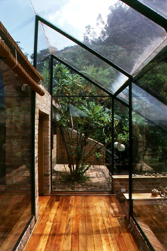 Chía, Cundinamarca.
Una marquesina cambia por completo la relación interior-exterior en una casa situada en un terreno inclinado.