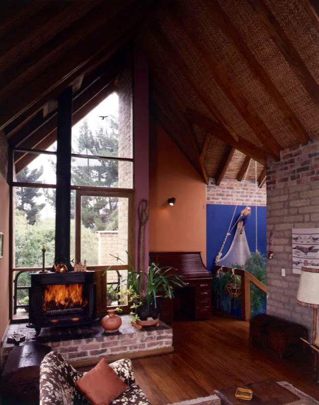 Ubat, Cundinamarca.
La casa anuncia su modernidad acadmicamente, con una mezcla libre de ladrillo a la vista y muros revestidos y fuertemente coloreados. La armadura de cubierta en materiales tradicionales asume declives muy marcados, una modalidad arquitectnica llegada al pas hace varias dcadas. Ntese la importancia del calefactor en hierro. 