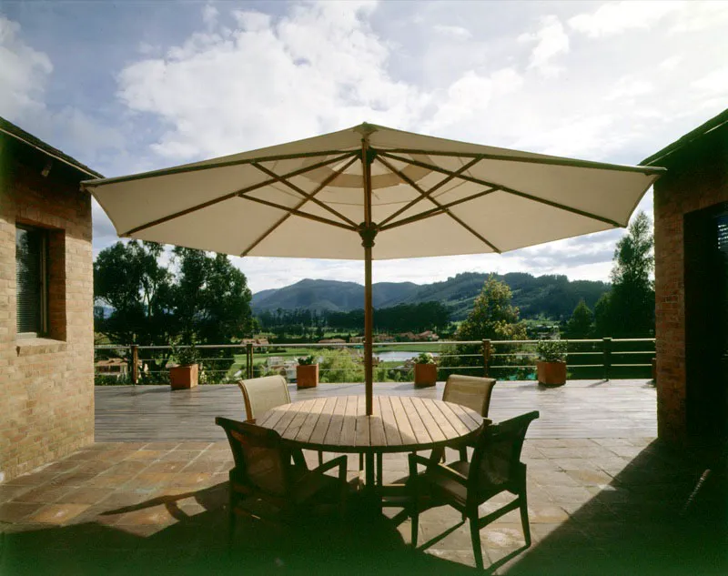 Sopó, Cundinamarca.
Una gran terraza al aire libre trae consigo el uso de sombrillas y toldos como protección antisolar.