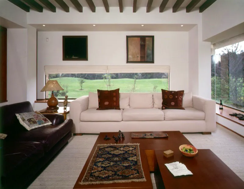 Sopó, Cundinamarca.
Un espacio interior predominantemente blanco en oposición al colorido del paisaje. Sorprende aquí la unanimidad estética del amoblamiento, decoración y cromatismo de muros y pisos observable en la mayoría de las casas ilustradas en esta franja climática.
