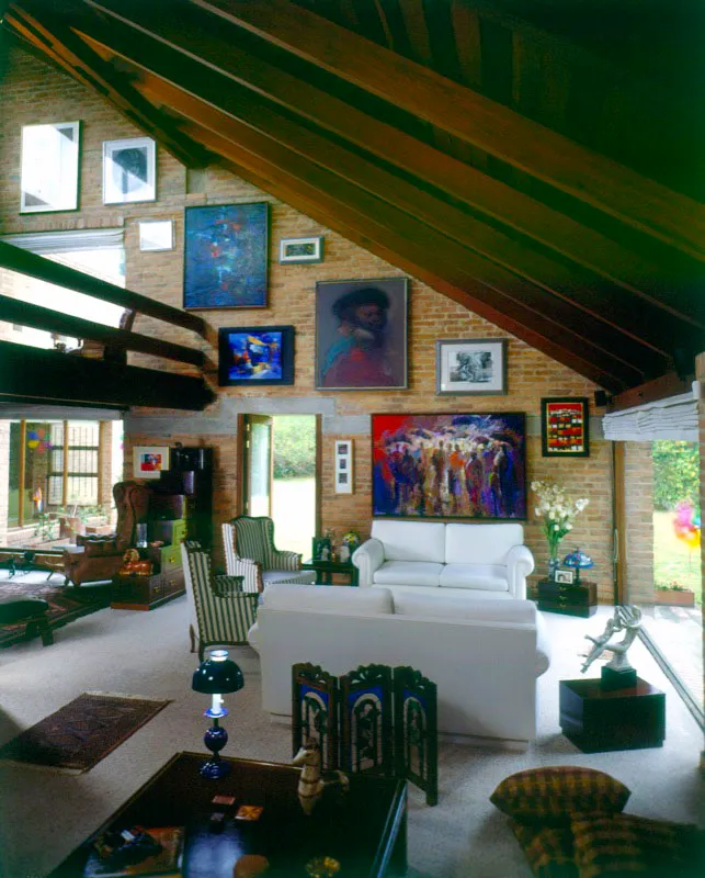 Chía, Cundinamarca.
El salón sube a una doble altura, lo cual favorece el uso de los muros para exhibir una notable colección de arte.