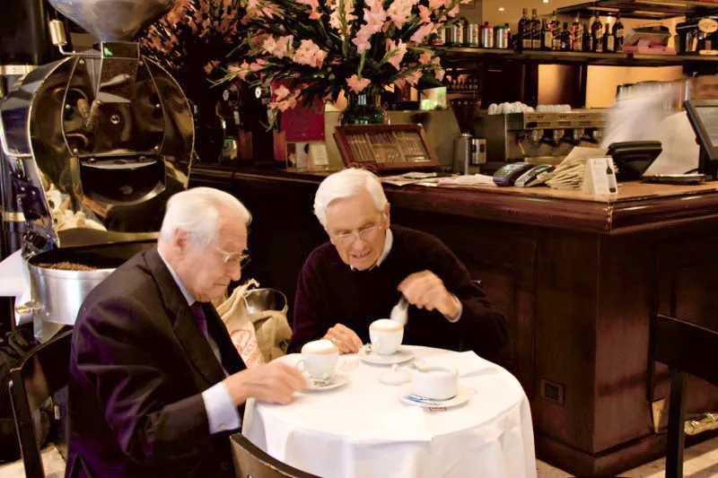 Dos antioqueños ilustres conversan en el café Il Pomeriggio, Bogotá. Carlos Pineda