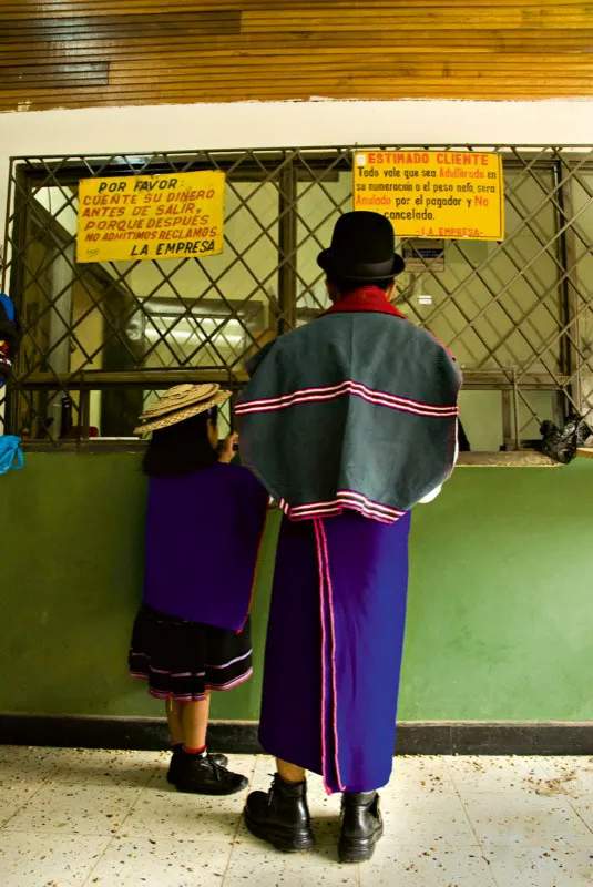 Indígenas guambianos venden su cosecha de café. Central de acopio en Piendamó, Cauca. Andrés Mauricio López