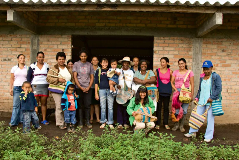 Estas mujeres artesanas pertenecientes al grupo Asochitam se dedican a recolectar café, y, entre cosecha y cosecha, diseñan y tejen bolsos de fique. Corregimiento Chisquío. El Tambo, Cauca. Andrés Mauricio López