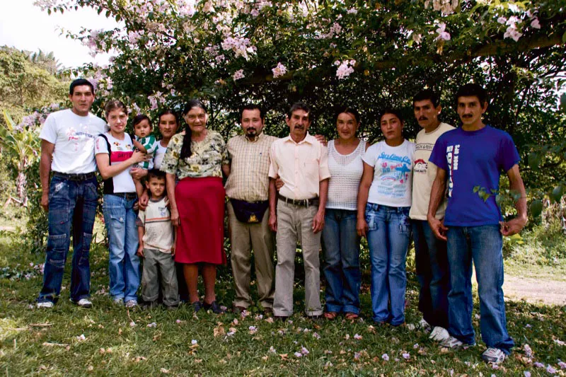 Familia boyacense de la zona esmeraldfera de Pauna. Los hijos viven en la misma finca, cada uno en su propia casa. Adems de producir caf y caa de azcar se dedican a la piscicultura. Tienen tambin un restaurante que abre los fines de semana. Carlos Pineda