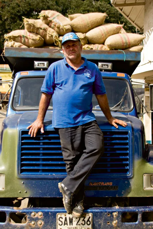 Un transportador de Andes, Antioquia, lleva bultos de caf para la trilla. Carlos Pineda