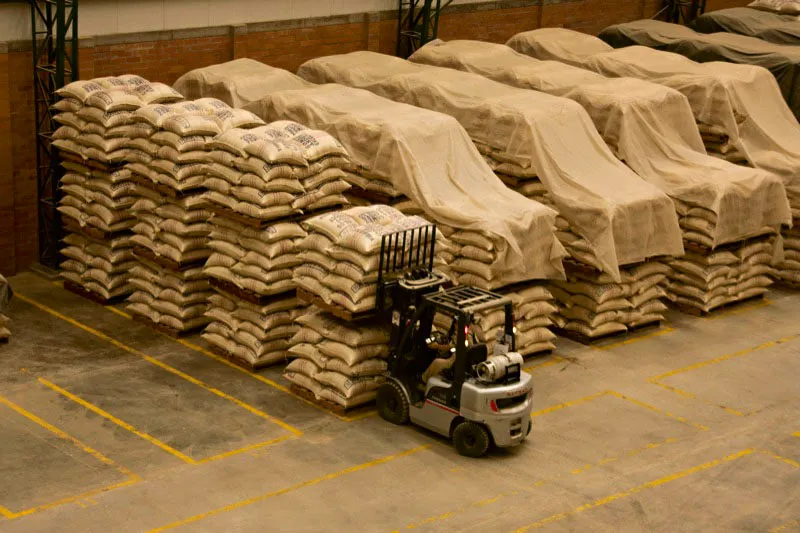 Trilladora San Antonio, Pereira, Risaralda. Los granos se empacan en costales de 70 kilos que se envían a los tostadores de todo el mundo en condiciones rigurosamente controladas de temperatura, humedad relativa, y alejados de materiales y elementos olorosos que pueden alterar su aroma y sabor. Carlos Pineda