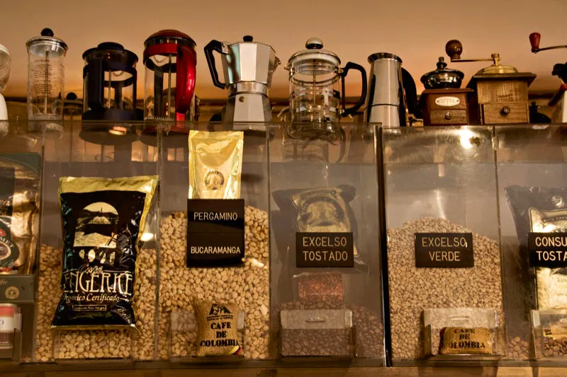 Cafeteras, molinos y cafés diversos exhibidos para la venta. Carlos Pineda