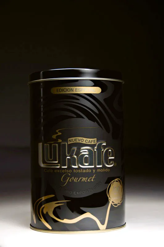 El empaque es la cara de un producto. Nos atrae por su simple belleza y nos indica algo de lo que
encontraremos adentro. Empaques en lata, en tetrapack, en vidrio, en metal, con etiquetas sugerentes. Andrés Mauricio López