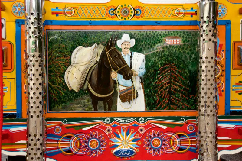 Las chivas transitan por estrechos caminos en donde deben cederse el paso unas a otras. Unas llevan café y otros productos de la tierra, y otras traen el dinero obtenido de las cosechas. Camino a Santa Rita y a la Chaparrala, en Antioquia. Carlos Pineda