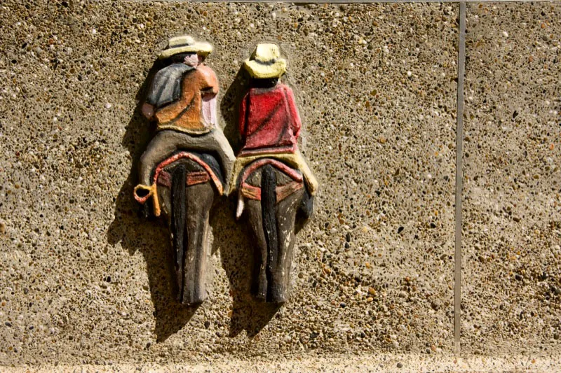 Detalles de la iconografía cafetera que exhiben los zócalos de las paredes que dan a las calles empedradas de Guatapé, Antioquia. Carlos Pineda