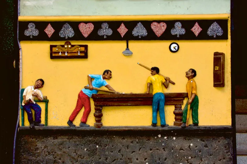 Detalles de la iconografía cafetera que exhiben los zócalos de las paredes que dan a las calles empedradas de Guatapé, Antioquia. Carlos Pineda