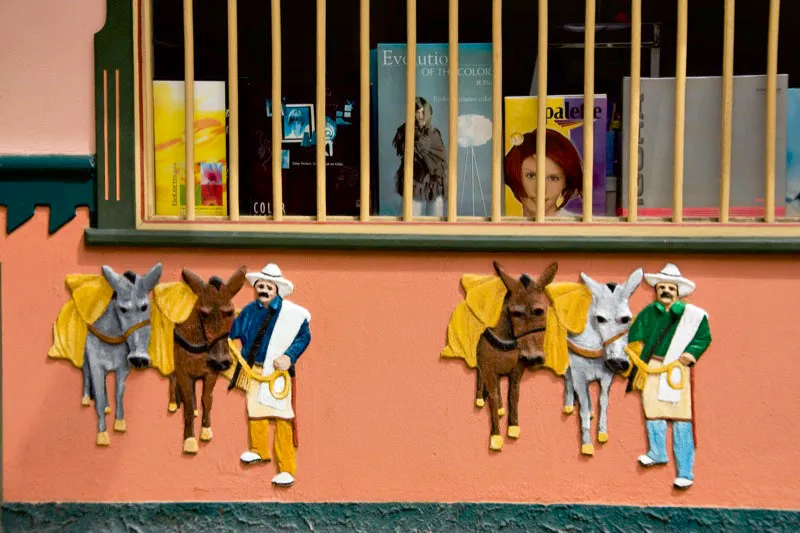 Detalles de la iconografía cafetera que exhiben los zócalos de las paredes que dan a las calles empedradas de Guatapé, Antioquia. Carlos Pineda