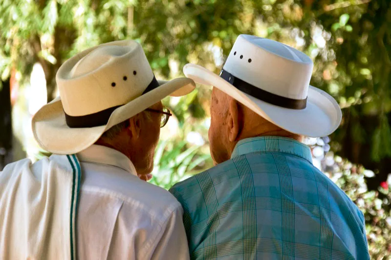Campesinos de Jericó, Antioquia. Uno de ellos lleva en su hombro el poncho o mulera que siempre acompaña al arriero. Carlos Pineda