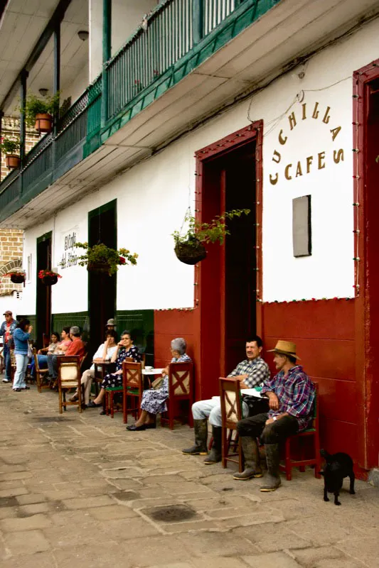 En todas las plazas de Colombia existe un café en el que la gente se encuentra para tomarse un tinto, chismear, hablar del acontecer diario y enterarse de lo más importante que sucede en el pueblo. Jardín, Antioquia. Carlos Pineda