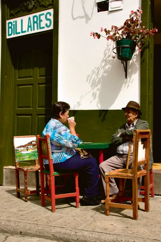 En todas las plazas de Colombia existe un caf en el que la gente se encuentra para tomarse un tinto, chismear, hablar del acontecer diario y enterarse de lo ms importante que sucede en el pueblo. Jardn, Antioquia. Carlos Pineda