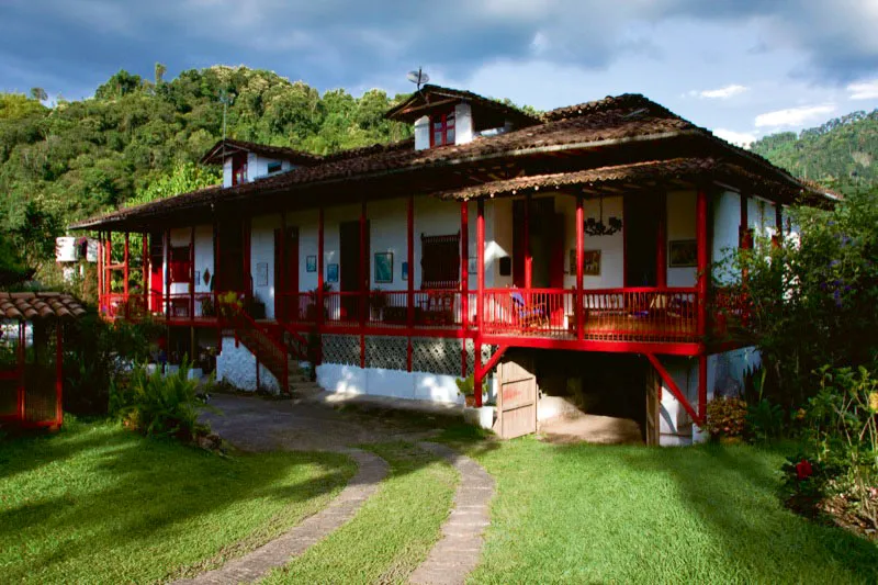 Dos ejemplos de la arquitectura cafetera de Caldas, en los que se puede apreciar el uso de
chambranas, barandas hechas con palma de macana, que bordean los corredores. Finca Playa Rica, Manizales. Carlos Pineda