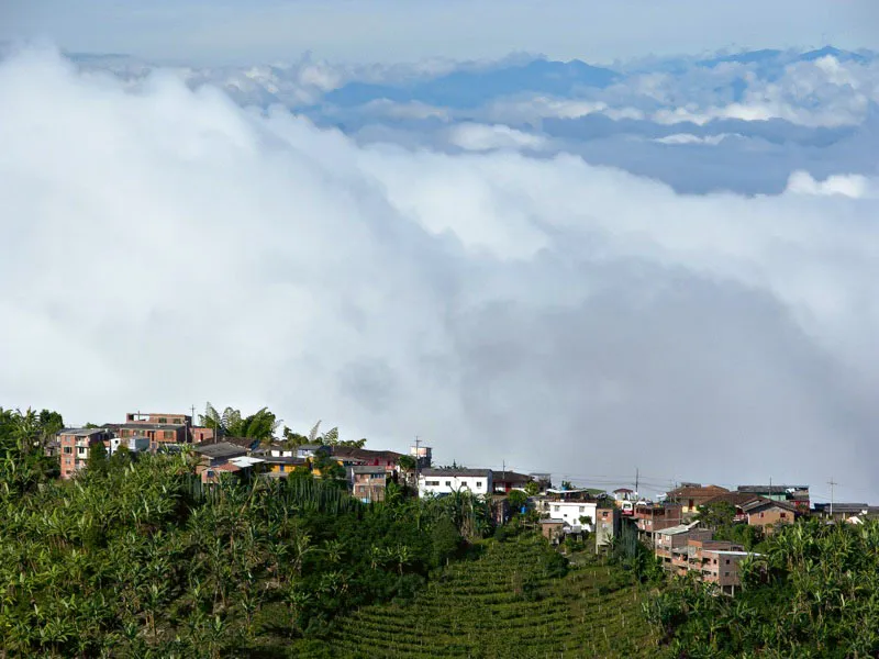 Casi todos los pueblos de Caldas han sido construidos en los filos de las montañas desde donde dominan los vastos paisajes. Vereda La Aurora, Manizales, Caldas. Carlos Pineda