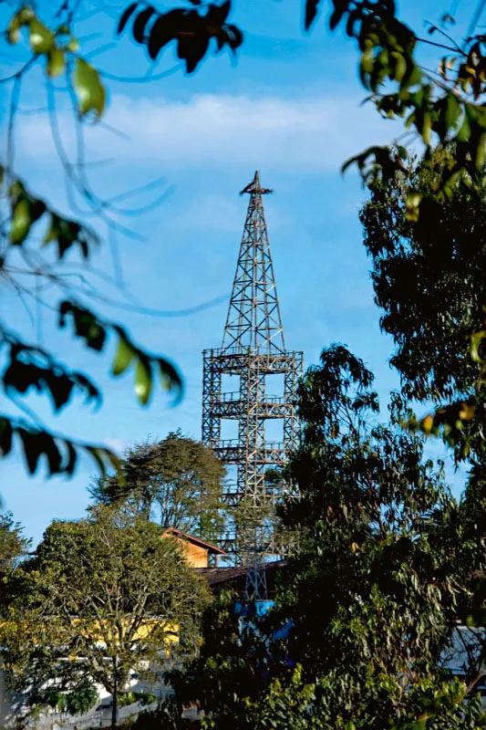 Torre del Cable de Herveo, construida en 1927 para transportar bultos de café desde Manizales, en la cordillera de los Andes, hasta Mariquita, población cercana al río Magdalena, en donde se embarcaba el café para llevarlo a Barranquilla, de donde se exportaba a los mercados internacionales. Este cable fue el más largo del mundo para su época, con 62
kilómetros que eran sostenidos por 376 torres, las cuales fueron traídas de Londres pieza por
pieza. En los años setenta, esta torre, que fue la única que no se construyó en Londres y que
consta de 1470 bloques de madera de guayacán, cedro, abarco, comino, laurel y otras especies nativas, fue desmontada de su lugar original, Herveo, y ubicada en Manizales, en donde se convirtió en uno de los símbolos de la ciudad. Andrés Mauricio López