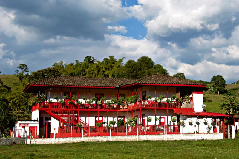 Casonas de dos pisos, hechas de bahareque, madera y guadua, de amplios corredores y balcones adornados de coloridas flores, generosas de espacio y de luz, con techos a dos aguas y teja de barro, encaladas, con columnas, puertas y ventanas pintadas de un solo color vivo.

Las innumerables ventanas de madera se abren a los amplios jardines en donde revolotea el polen, zumban los insectos y se sumergen los pjaros. En estas casas cada piso tiene una altura de 3,20 metros, lo que le da al conjunto su caracterstica elegancia, transparencia y equilibrio. Andrs Mauricio Lpez