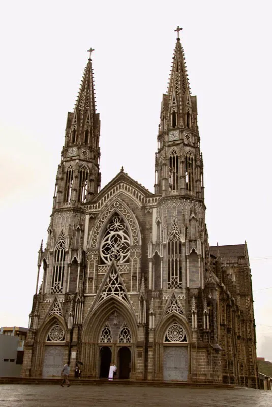 En la enorme y bella basílica de Sandoná, Nariño, se encuentra el Cristo tallado en madera más grande de Suramérica. Andrés Mauricio López