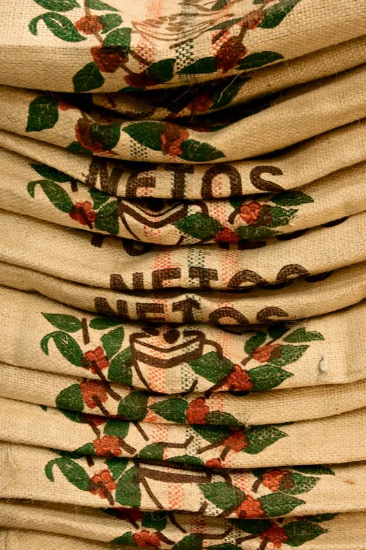 Sacos de café finamente tejidos en fique y estampados con motivos de café, que se producen exclusivamente para la exportación. Carlos Pineda