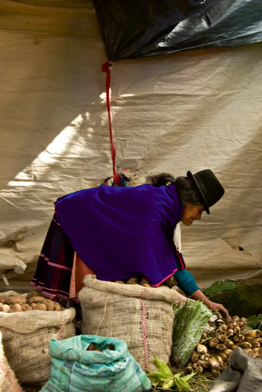 Mujeres guambianas vestidas con los trajes azules típicos de su comunidad. De Silvia, donde se reúnen para el mercado los fines de semana. Andrés Mauricio López