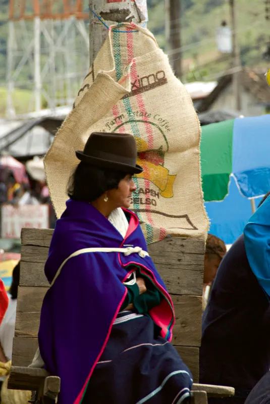 Mujeres guambianas vestidas con los trajes azules típicos de su comunidad. De Silvia, donde se reúnen para el mercado los fines de semana. Andrés Mauricio López