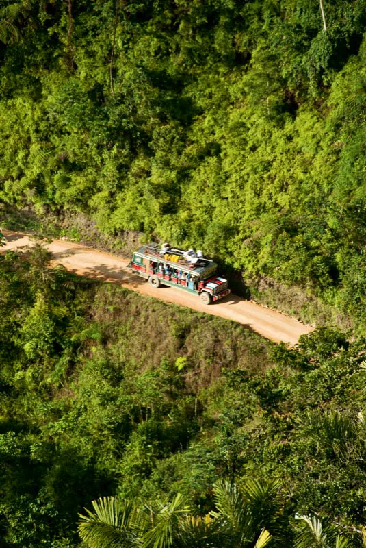 En estas regiones montañosas las carreteras son un milagro de la ingeniería. Los vehículos van siguiendo las ondulaciones de la montaña, curva tras curva, como se ve en estos paisajes de Las Delicias y del Mirador. Andrés Mauricio López