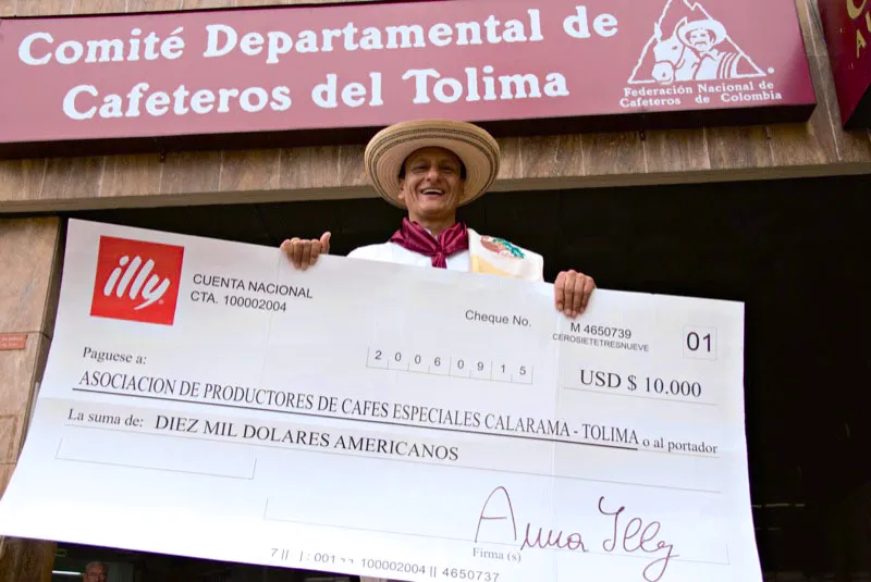 La sociedad italiana ILLY café le hace entrega a de un cheque al caficultor Carlos Sánchez,
representante de la asociación de productores de cafés especiales Calarama Tolima, el premio al mejor café para espresso en Colombia. Andrés Mauricio López