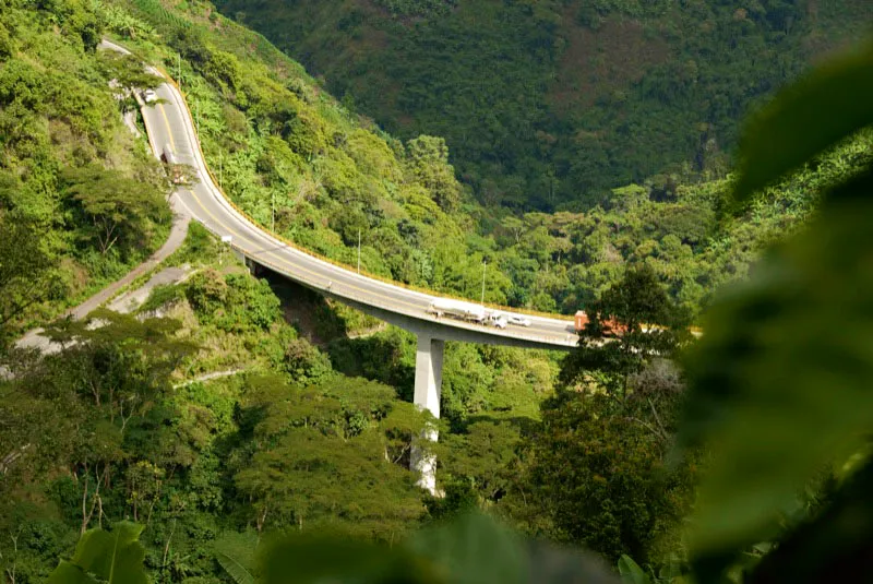 Viaducto de 800 metros de largo y más de 100 metros de profundidad para vencer el paso de la quebrada Gualanday en la carretera Ibagué-Cajamarca, vereda El Tambo, Tolima. Andrés Mauricio López