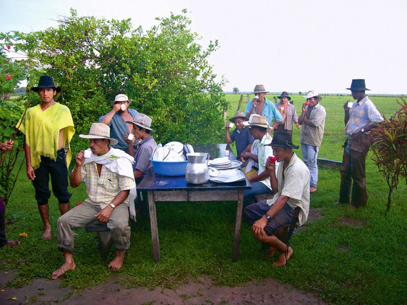 Llaneros tomando tinto y descansando de sus duras faenas de vaqueros, en el hato San Pablo,
municipio de Orocu, departamento del Casanare. Carlos Pineda