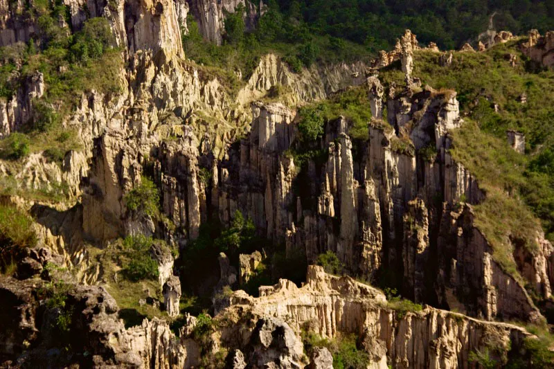 A menos de una hora de Ocaña, Norte de Santander, se halla el Parque Natural Los Estoraques,
que debe su nombre a las insólitas y extrañas formaciones que el viento y el tiempo han esculpido en la tierra. Eduardo Cote Lamus, poeta nortesantandereano, tituló uno de sus más reconocidos libros con el sonoro nombre de Estoraques. Algunos versos de uno de sus poemas, dicen, refiriéndose a ellos:
"El tiempo nada más en la piel del estoraque...
Aquí las ruinas no están quietas:
el viento las modela". Carlos Pineda