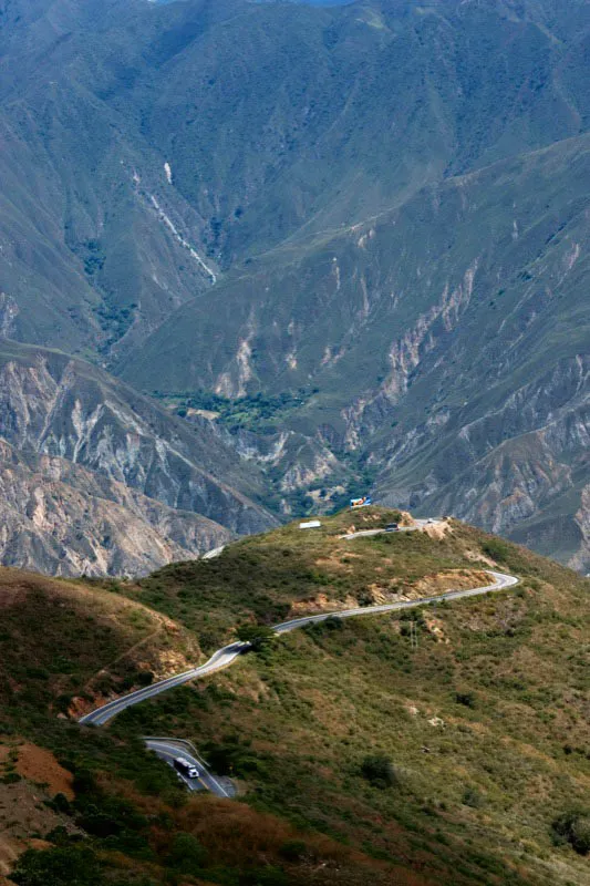 Carretera a Bucaramanga, vista desde el Parque Nacional del Chicamocha. En cada curva, el viajero puede sentir el abismo que se abre ante sus ojos, y apreciar el ingenio de los constructores para trazar una va en semejante territorio, Santander. Carlos Pineda