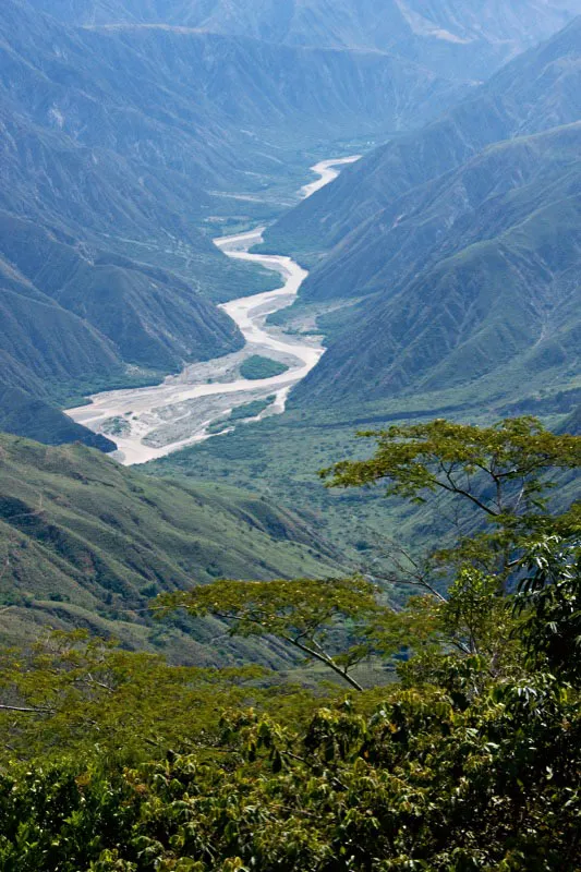 Cañón del Chicamocha, uno de los paisajes más abruptos e impresionantes de Colombia. El río serpentea en el fondo de un estrecho valle de paredes áridas y escarpadas, Santander. Carlos Pineda