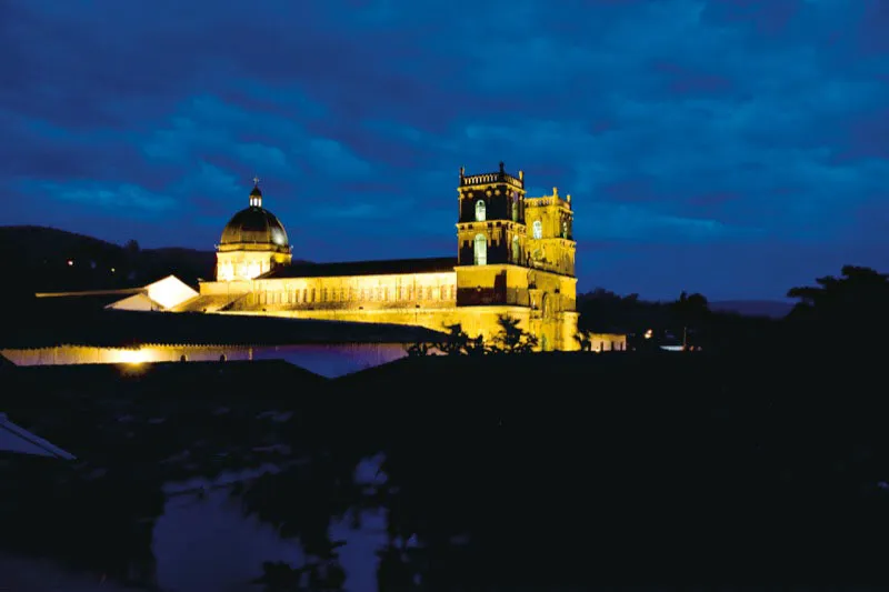 Barichara, Santander, fue fundada en 1702, e inicialmente se llam Baraflorida, luego Baraechada y finalmente Barichara, Lugar para el descanso en el dialecto guane, derivado del chibcha. En 1975, Barichara fue declarado como El pueblito ms lindo de Colombia, y en 1998 como monumento nacional. Carlos Pineda