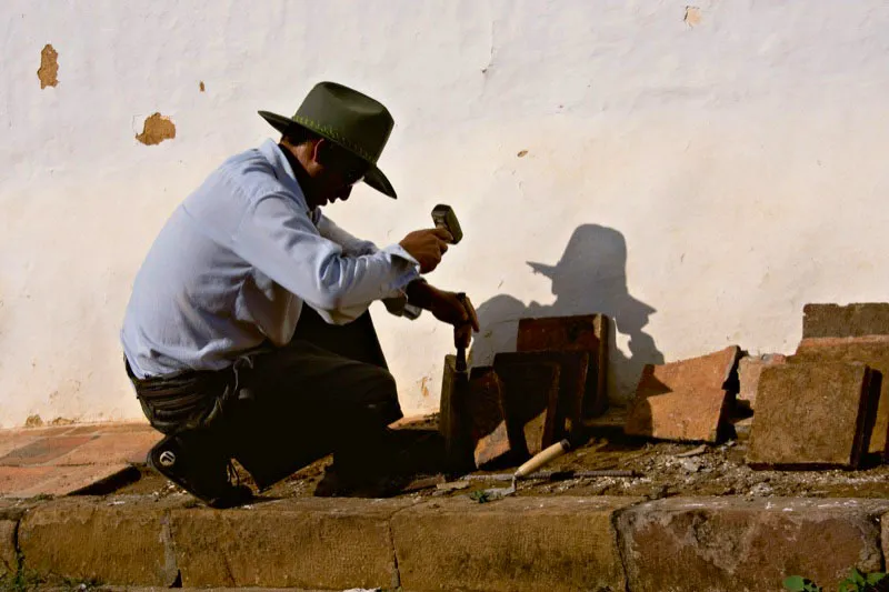 Quienes han conocido Barichara anhelan volver a sentarse en un café a tomarse un tinto, a
escuchar el canto de los pájaros y el repique de las campanas, a contemplar la luz que va
inundando todas las cosas, a escuchar el viento acariciando las flores y el sonido del agua en la fuente, y el silencio que parece ser la música que mejor aprecian sus habitantes. Carlos Pineda