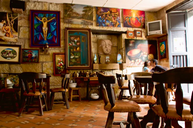 Beso en el café La Polita en San Gil, Santander, decorado con obras de artistas de la región. Carlos Pineda
