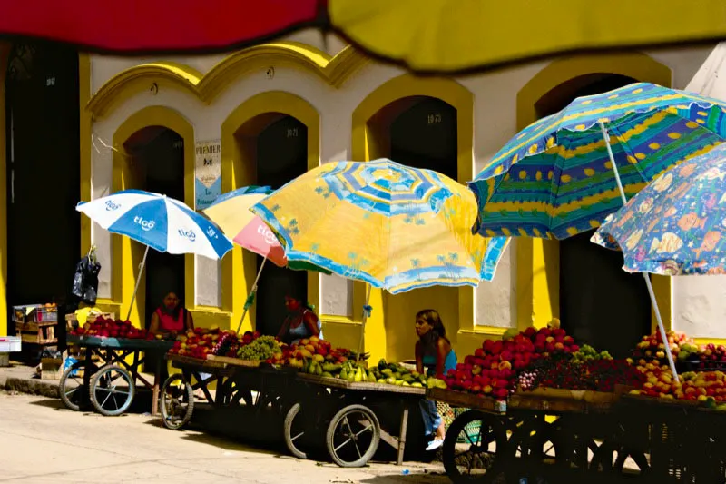 Venta de frutas en las calles de San Gil. Vereda Santa Elena, Santander. Carlos Pineda