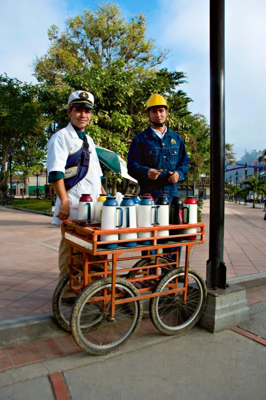 Vendedores ambulantes de tinto, café chaqueta, pintadito y agua aromática en Ocaña, Norte de Santander, y Guane, Santander. Una forma óptima de mantener el café, con todo su aroma y sabor por un buen tiempo, es conservándolo en un termo. Carlos Pineda