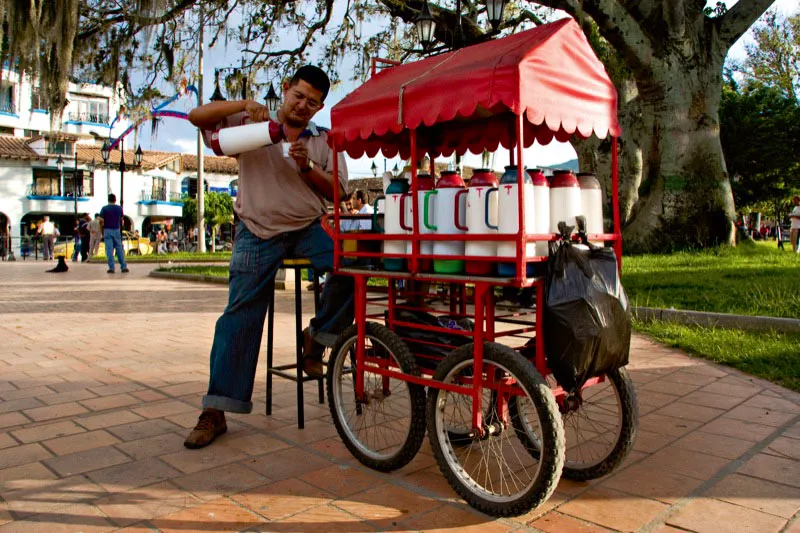 Vendedores ambulantes de tinto, café chaqueta, pintadito y agua aromática en Ocaña, Norte de Santander, y Guane, Santander. Una forma óptima de mantener el café, con todo su aroma y sabor por un buen tiempo, es conservándolo en un termo. Carlos Pineda