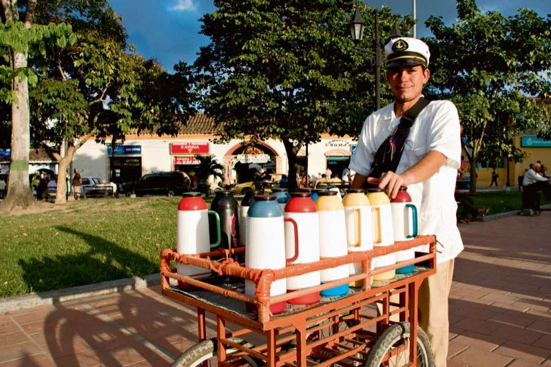 Vendedores ambulantes de tinto, café chaqueta, pintadito y agua aromática en Ocaña, Norte de Santander, y Guane, Santander. Una forma óptima de mantener el café, con todo su aroma y sabor por un buen tiempo, es conservándolo en un termo. Carlos Pineda