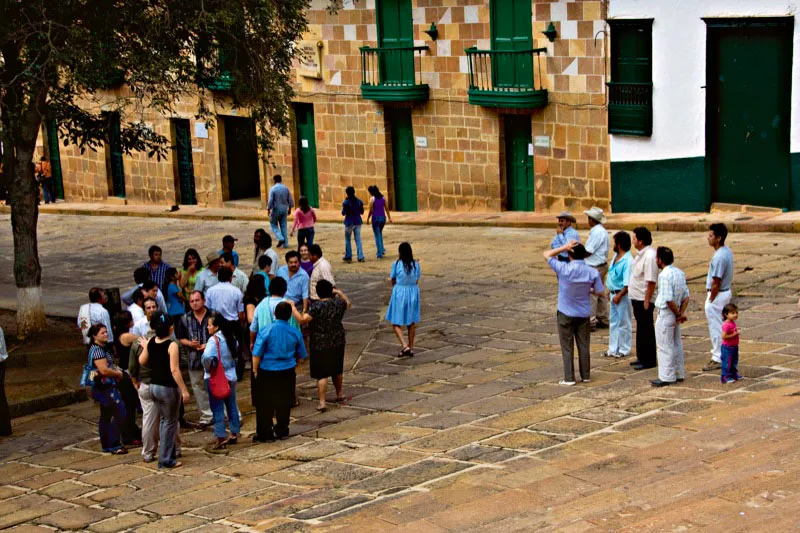 Plaza principal de Barichara con su bello piso de piedra. La piedra ha sido material noble de construcción en numerosos pueblos de Santander. Carlos Pineda