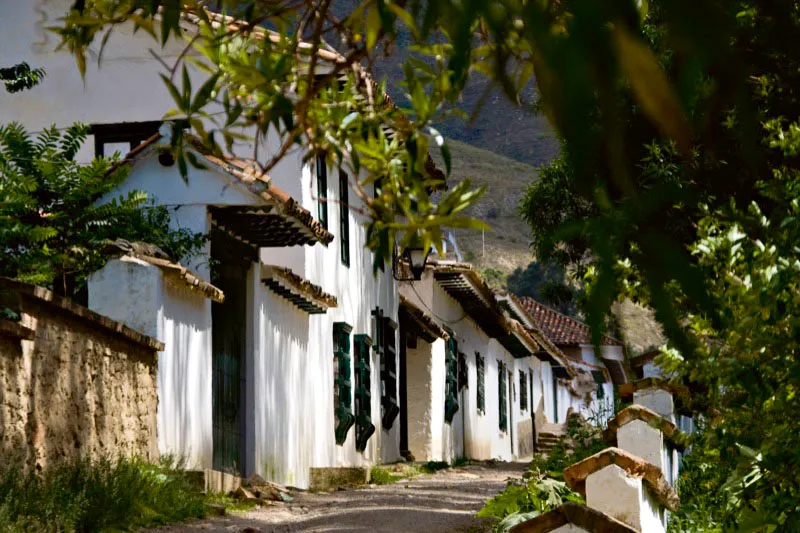 Villa de Leyva. Ciudad colonial fundada en 1572. Sus casas y calles conservan la belleza de su antigua arquitectura seorial, donde parece que el tiempo se hubiera detenido. La enorme plaza empedrada es una de las ms grandes de Colombia. Hoy en da es un centro turstico de primer orden, y por su atmsfera seca y transparente es un lugar ideal para contemplar las estrellas. Carlos Pineda