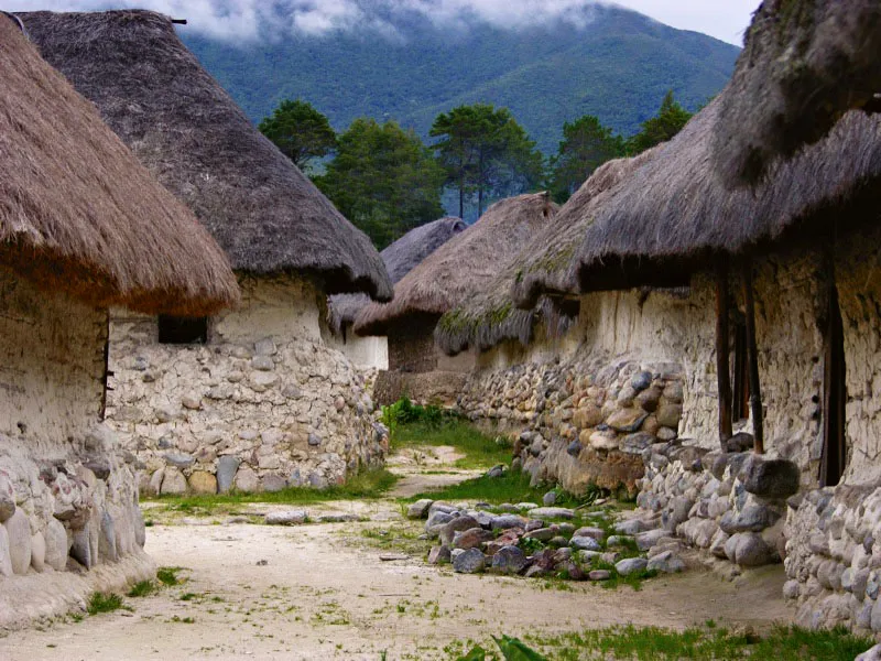 Casas con paredes de tierra, construidas sobre bases de piedra sacadas del ro Fundacin, y con gruesos techos de paja, en Nabusimaque, aldea arhuaca, uno de los ms hermosos pueblos de las estribaciones de la Sierra Nevada de Santa Marta, lugar de encuentro de varias etnias de la regin. Carlos Pineda