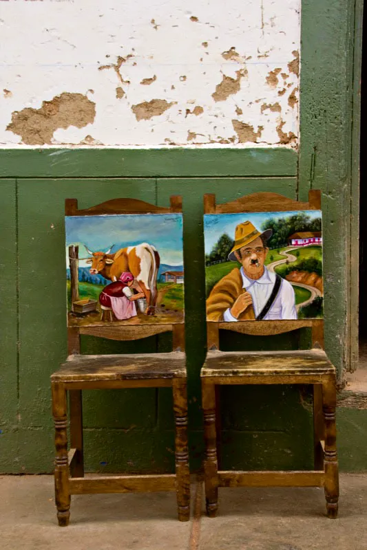 Sillas de vaqueta pintadas con motivos populares. Jardín, Antioquia. Carlos Pineda