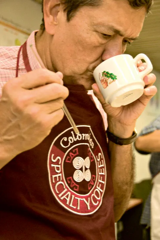 Alirio Laguna enseña a caficultores del Tolima a catar su propio café. En la búsqueda de la excelencia los caficultores aprenden a comprender cómo cada etapa del proceso influye el resultado de la prueba de taza. Carlos Pineda