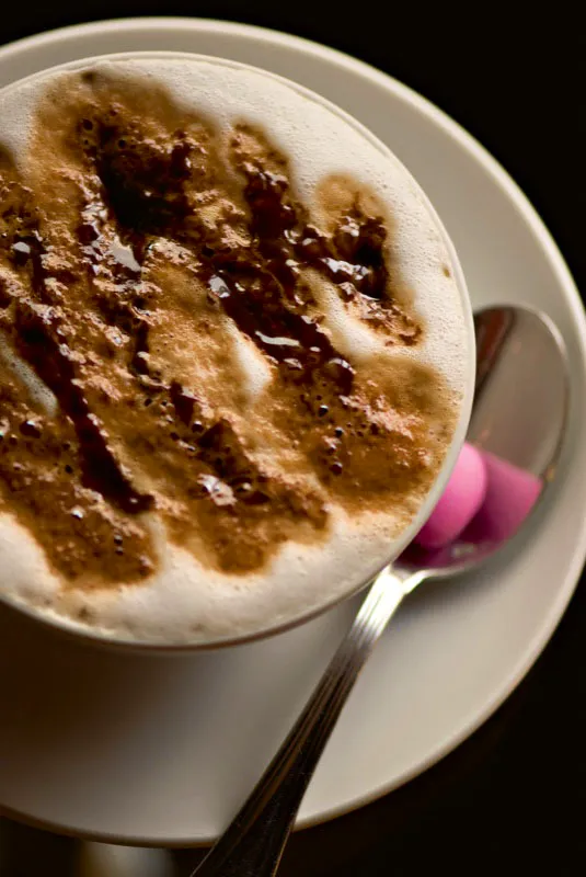 Caramelo capuchino: Café con crema batida y un toque de salsa de caramelo caliente. Andrés Mauricio López