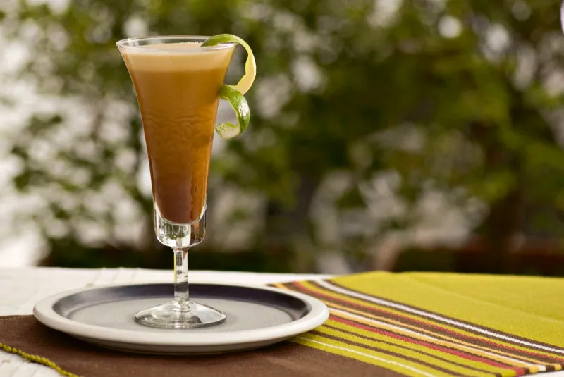 Café frío con leche cremada: Prepare un buen café, añada cubos de hielo con café, leche cremada y decore con cáscara de limón. Andrés Mauricio López